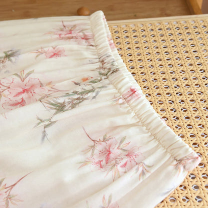 Elegante abbigliamento da casa con foglie di ciliegio in fiore