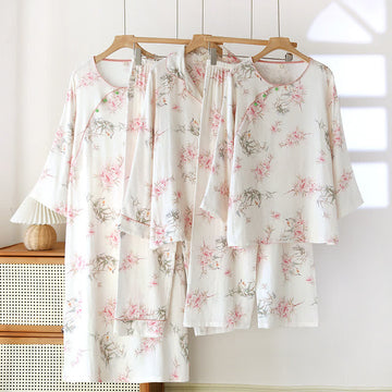 Elegante abbigliamento da casa con foglie di ciliegio in fiore
