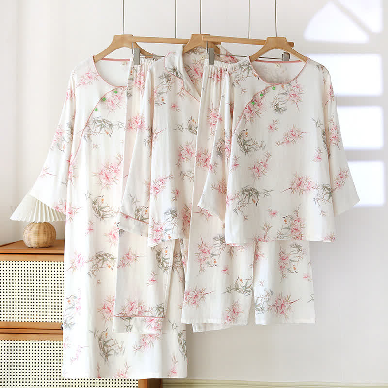 Elegante abbigliamento da casa con foglie di ciliegio in fiore