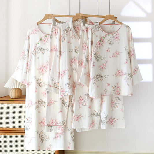 Elegante abbigliamento da casa con foglie di ciliegio in fiore
