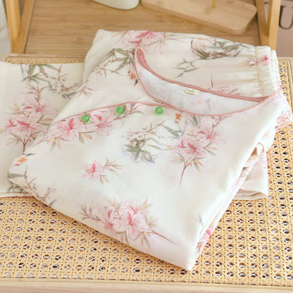 Elegante abbigliamento da casa con foglie di ciliegio in fiore