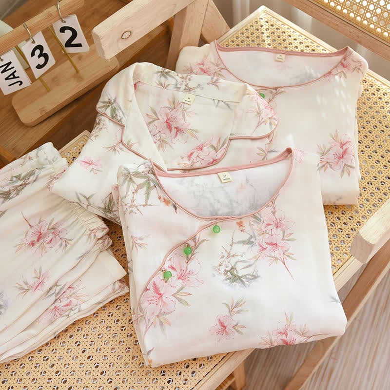 Elegante abbigliamento da casa con foglie di ciliegio in fiore