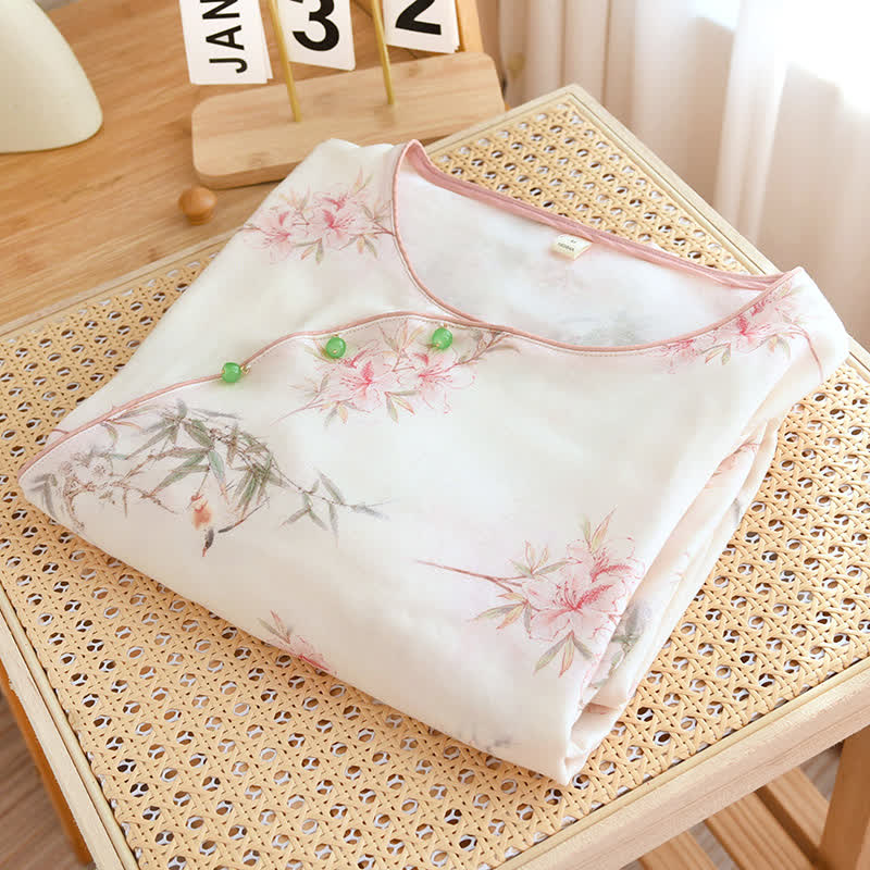 Elegante abbigliamento da casa con foglie di ciliegio in fiore