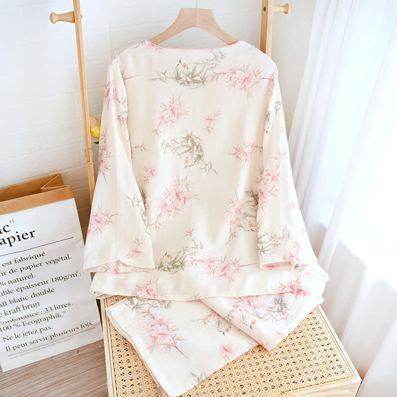 Elegante abbigliamento da casa con foglie di ciliegio in fiore