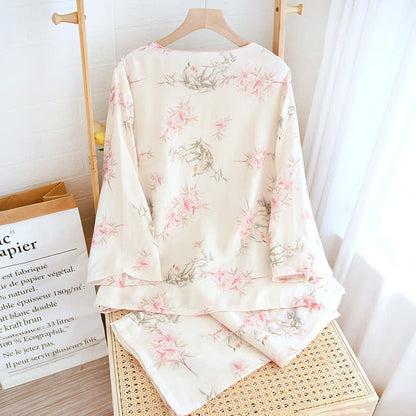 Elegante abbigliamento da casa con foglie di ciliegio in fiore