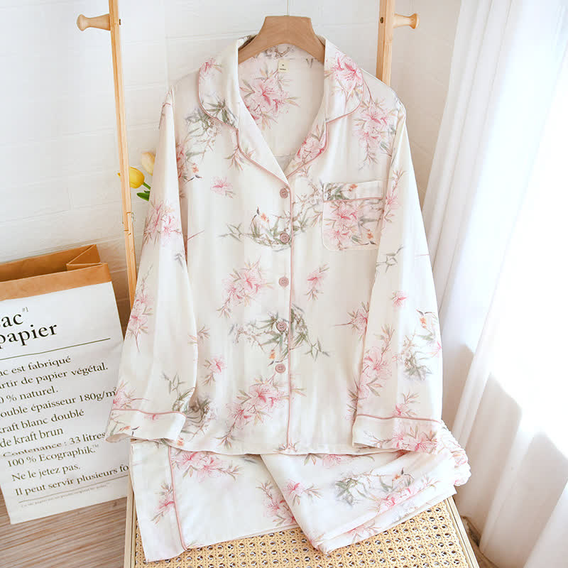 Elegante abbigliamento da casa con foglie di ciliegio in fiore