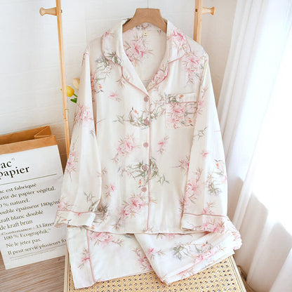 Elegante abbigliamento da casa con foglie di ciliegio in fiore