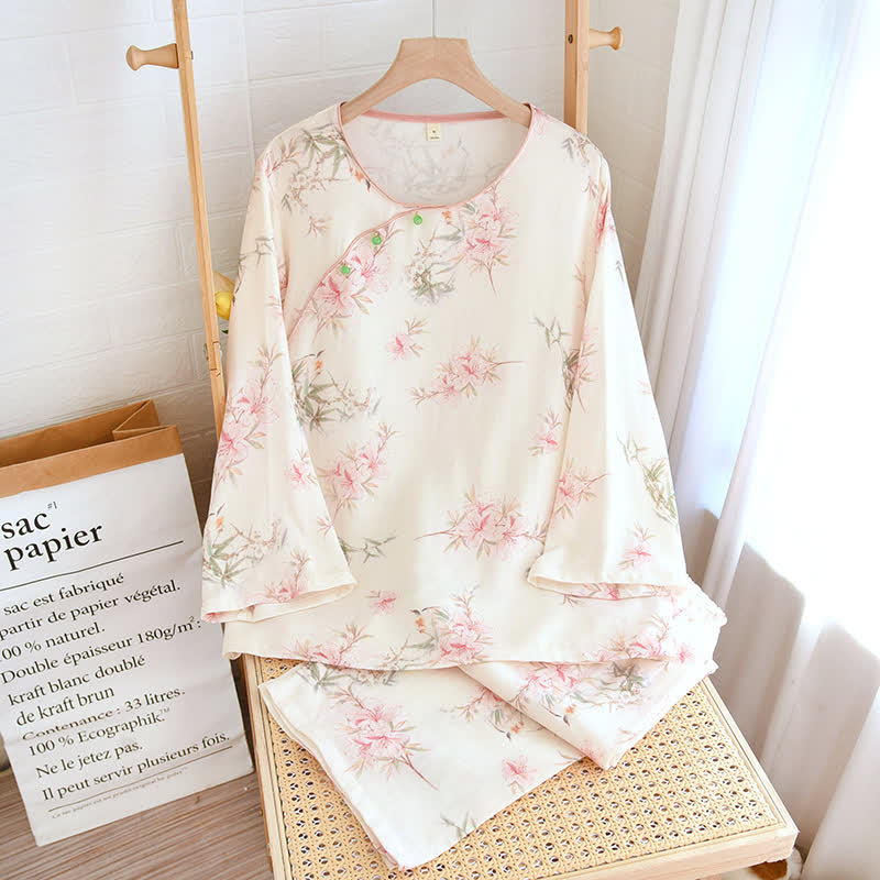 Elegante abbigliamento da casa con foglie di ciliegio in fiore