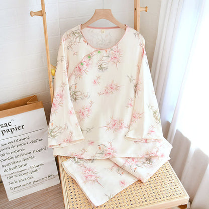 Elegante abbigliamento da casa con foglie di ciliegio in fiore