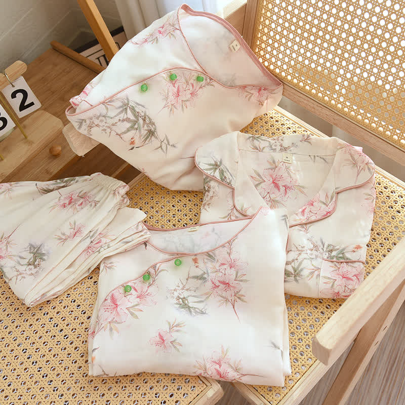 Elegante abbigliamento da casa con foglie di ciliegio in fiore