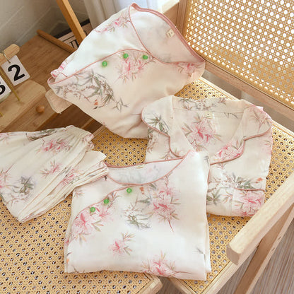 Elegante abbigliamento da casa con foglie di ciliegio in fiore