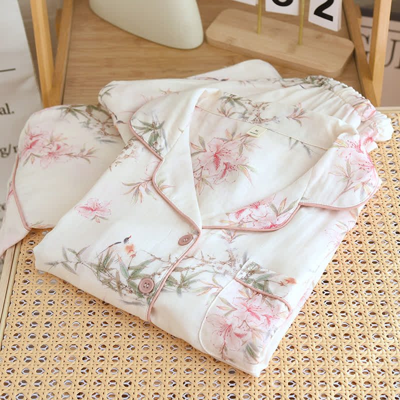 Elegante abbigliamento da casa con foglie di ciliegio in fiore