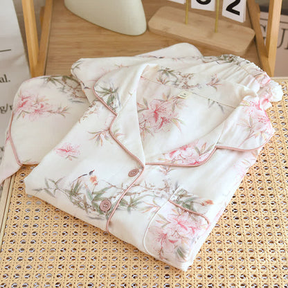 Elegante abbigliamento da casa con foglie di ciliegio in fiore