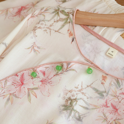 Elegante abbigliamento da casa con foglie di ciliegio in fiore