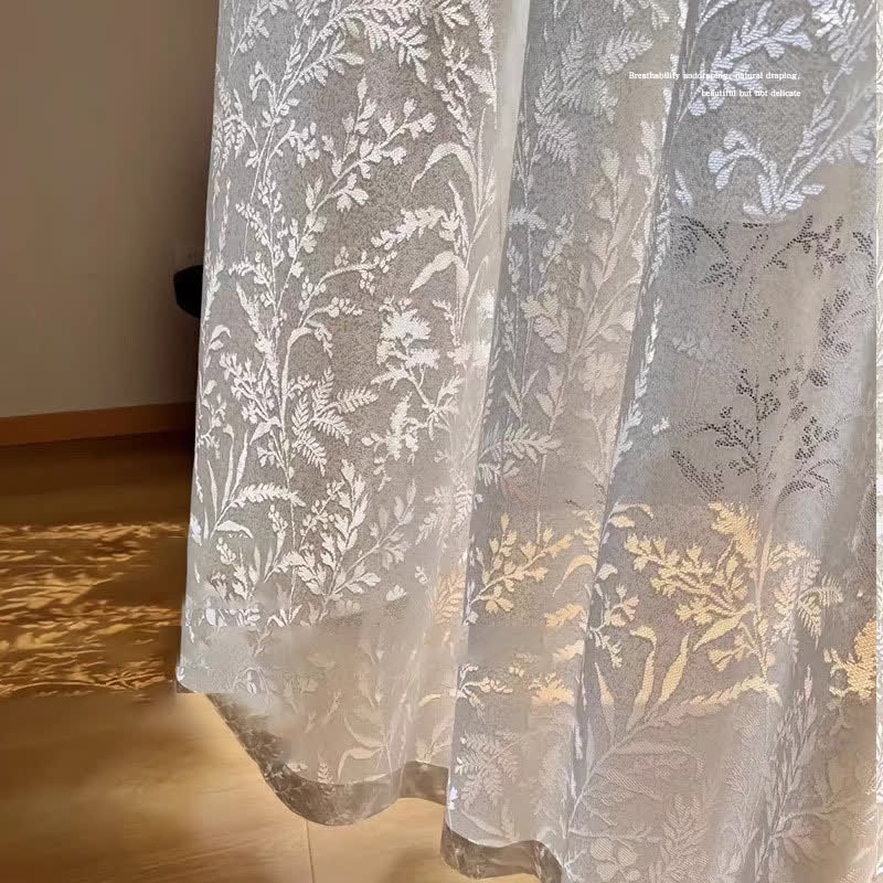 Tenda di garza trasparente con rami e foglie scavate