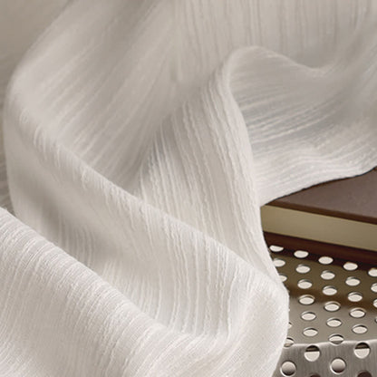 Tenda filtrante moderna e minimalista con texture leggera