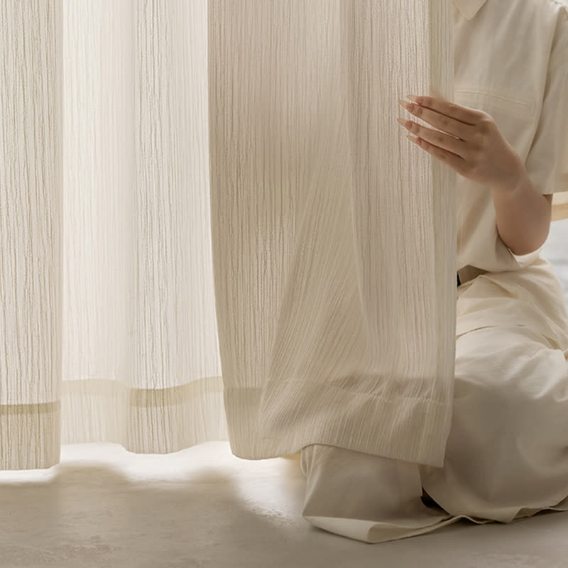 Tenda filtrante moderna e minimalista con texture leggera