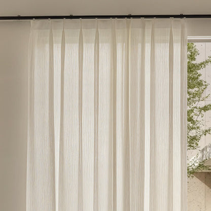 Tenda filtrante moderna e minimalista con texture leggera