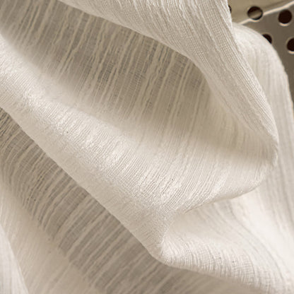 Tenda filtrante moderna e minimalista con texture leggera