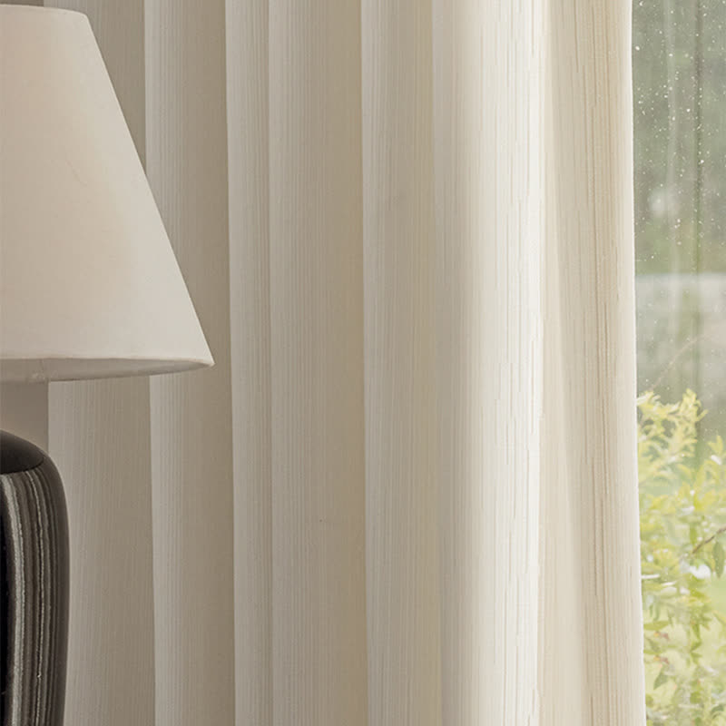 Tenda filtrante moderna e minimalista con texture leggera