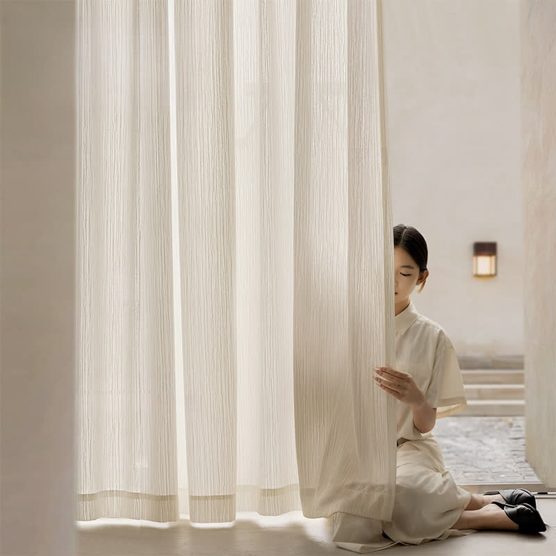 Tenda filtrante moderna e minimalista con texture leggera