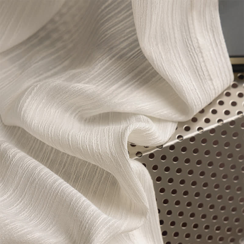 Tenda filtrante moderna e minimalista con texture leggera