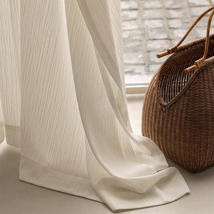 Tenda filtrante moderna e minimalista con texture leggera