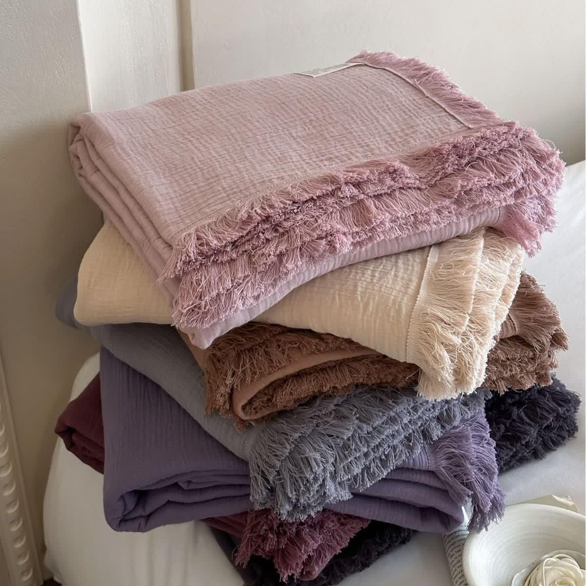 Coperta in garza di cotone con nappe in tinta unita semplice