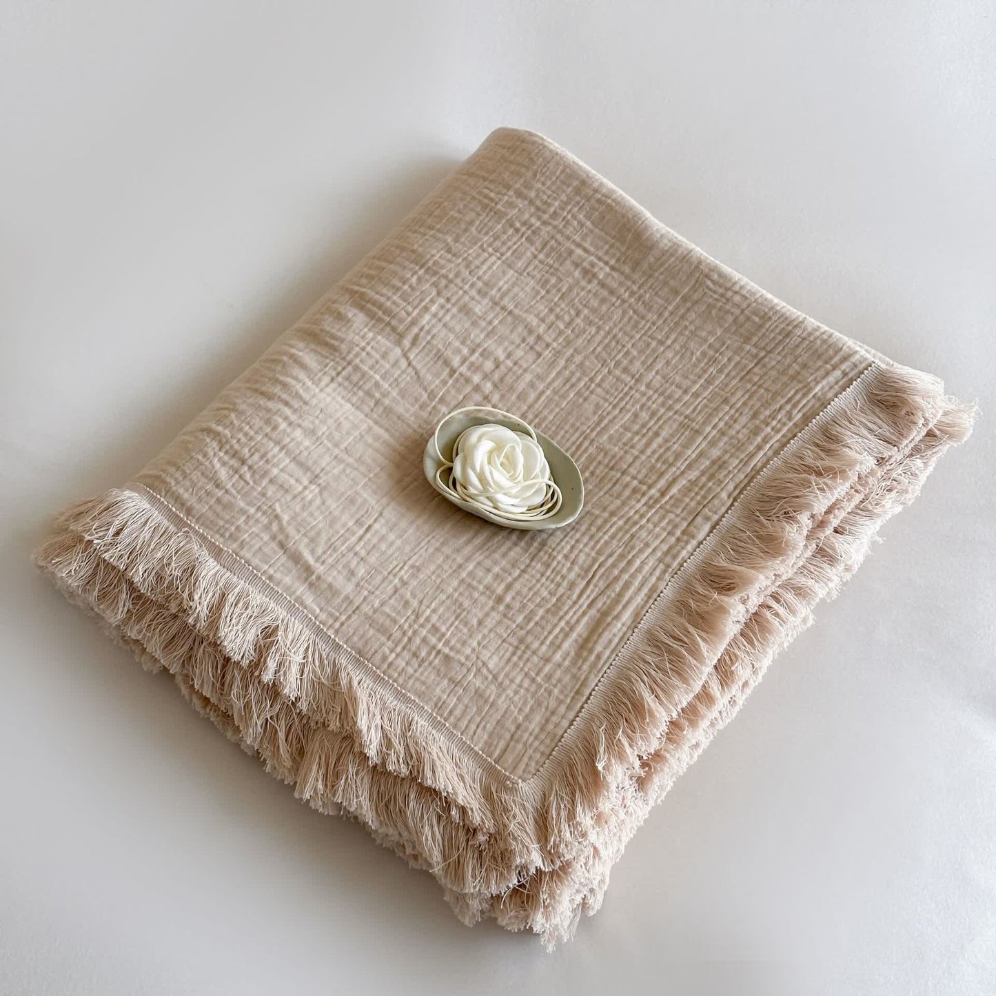Coperta in garza di cotone con nappe in tinta unita semplice