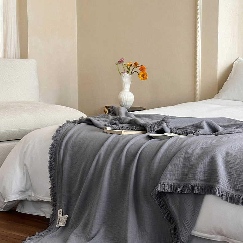 Coperta in garza di cotone con nappe in tinta unita semplice