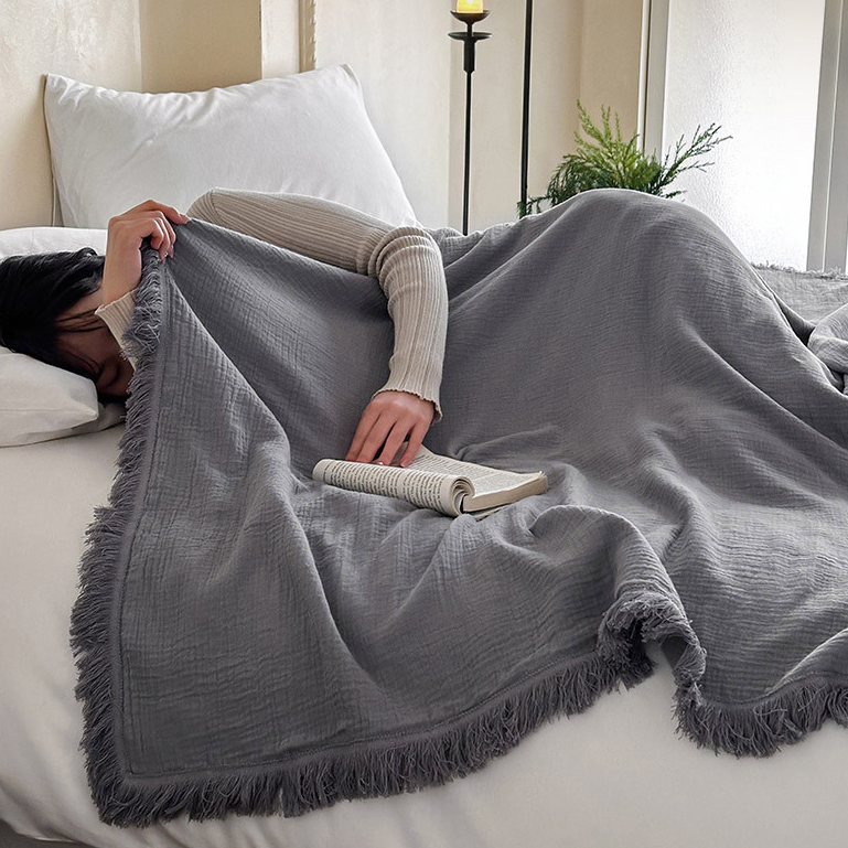 Coperta in garza di cotone con nappe in tinta unita semplice