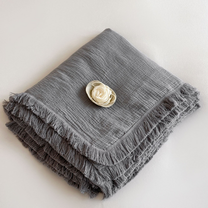 Coperta in garza di cotone con nappe in tinta unita semplice