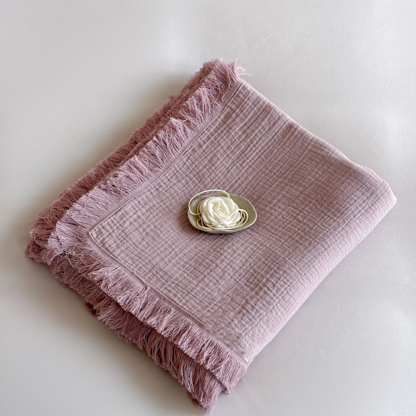 Coperta in garza di cotone con nappe in tinta unita semplice