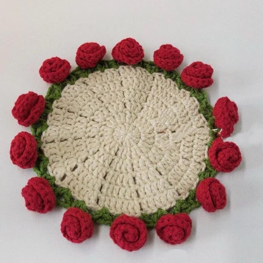 Sottobicchiere all'uncinetto con bouquet di rose fatto a mano