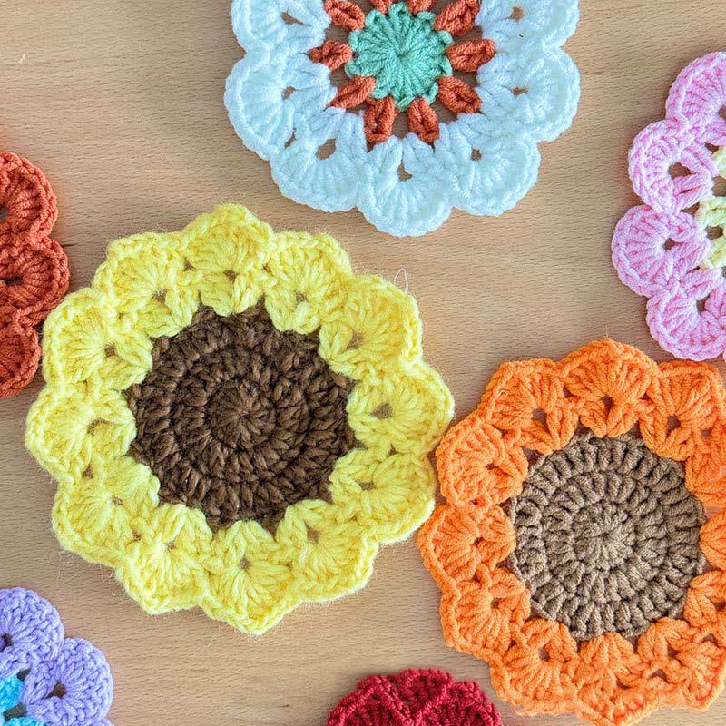 Sottobicchiere in filato all'uncinetto con fiori fatti a mano