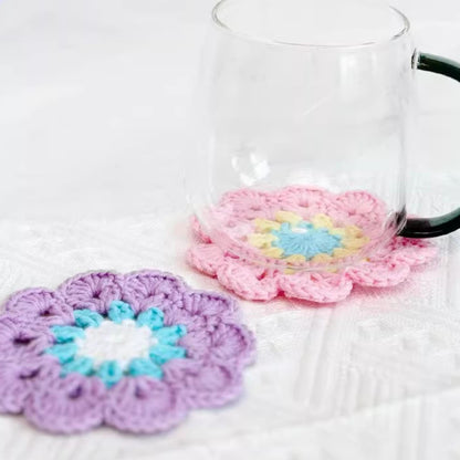 Sottobicchiere in filato all'uncinetto con fiori fatti a mano