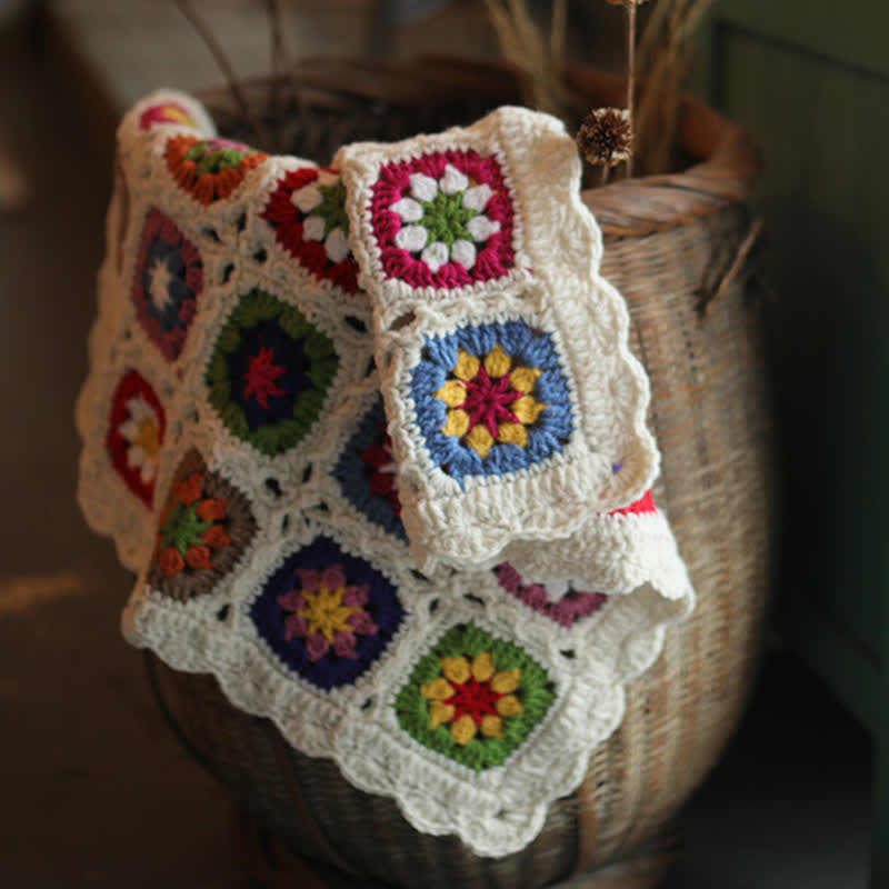 Coperta con bordo a margherita all'uncinetto tessuta a mano