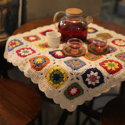 Coperta con bordo a margherita all'uncinetto tessuta a mano