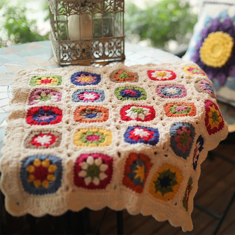 Coperta con bordo a margherita all'uncinetto tessuta a mano