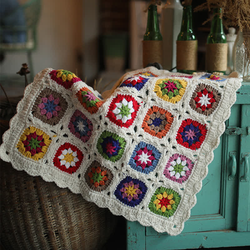 Coperta con bordo a margherita all'uncinetto tessuta a mano