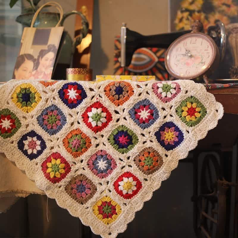 Coperta con bordo a margherita all'uncinetto tessuta a mano