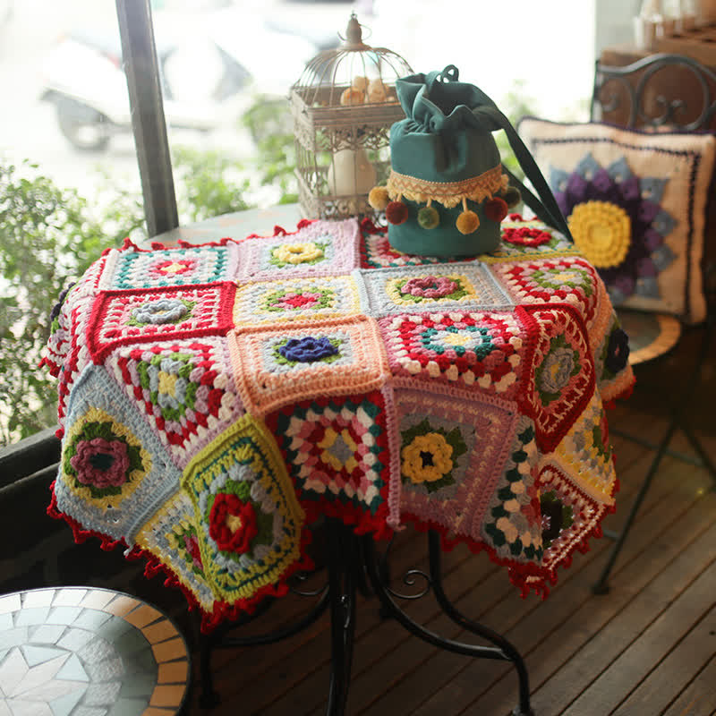 Elegante coperta floreale tessuta a mano all'uncinetto
