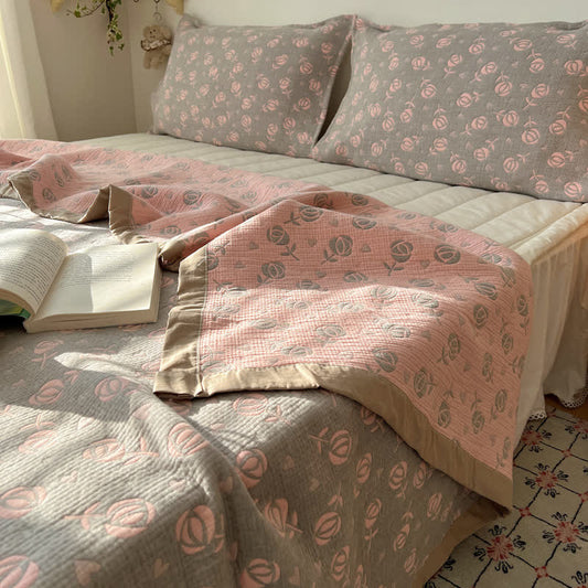 Copriletto reversibile in garza di cotone con stampa a rose