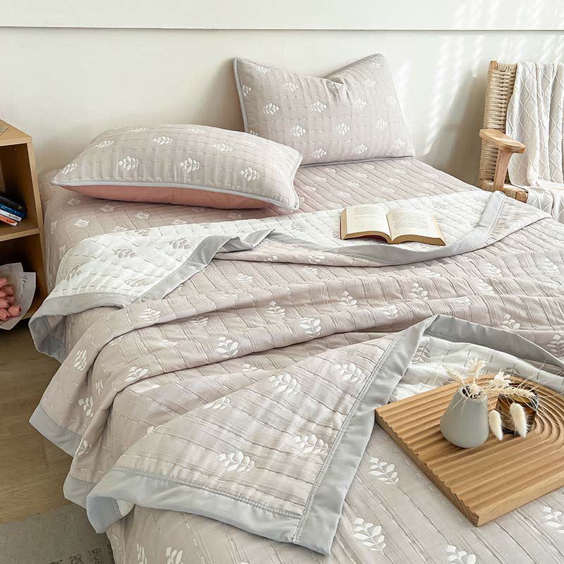 Copriletto morbido in jacquard con motivo a foglie