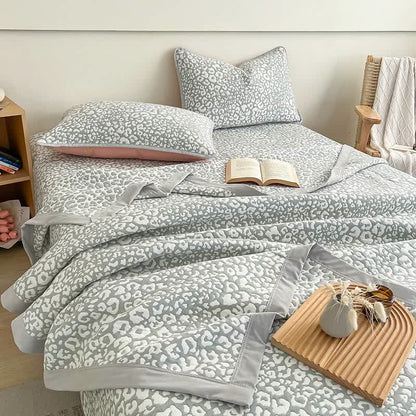 Copriletto morbido in jacquard con stampa leopardata