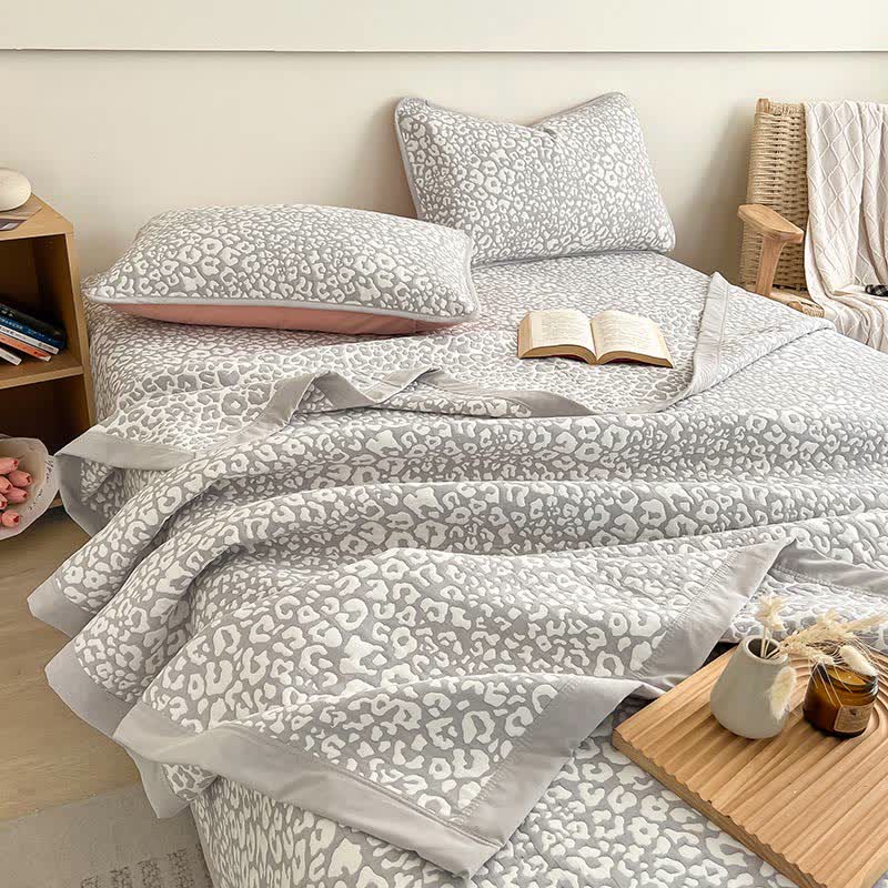 Copriletto morbido in jacquard con stampa leopardata