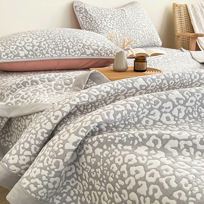 Copriletto morbido in jacquard con stampa leopardata