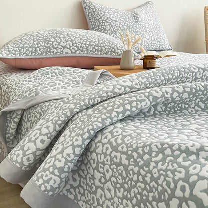 Copriletto morbido in jacquard con stampa leopardata