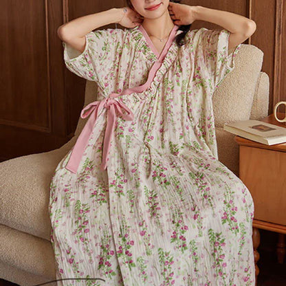 Elegante camicia da notte con stampa floreale e tasca