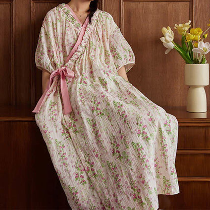 Elegante camicia da notte con stampa floreale e tasca